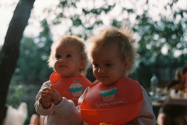 Bavoir bébé imperméable : le meilleur allié des repas propres